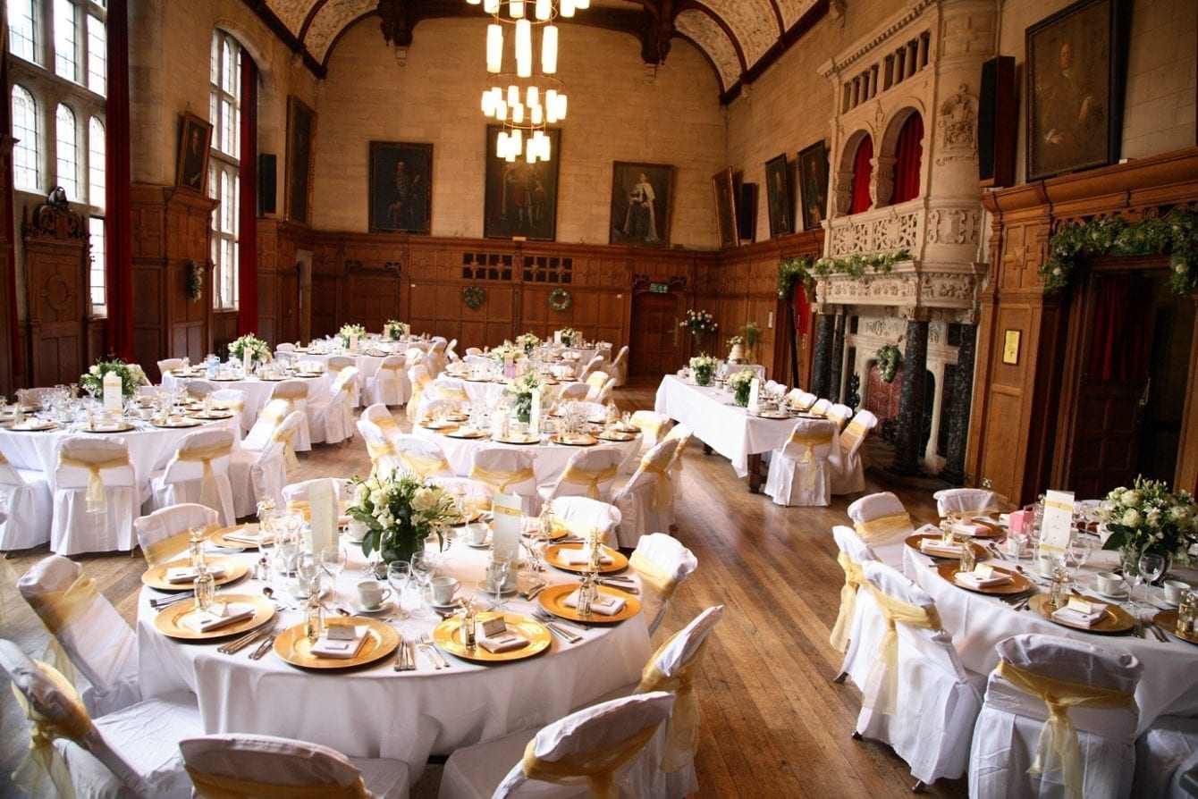 Свадебный банкетный зал с круглыми столами